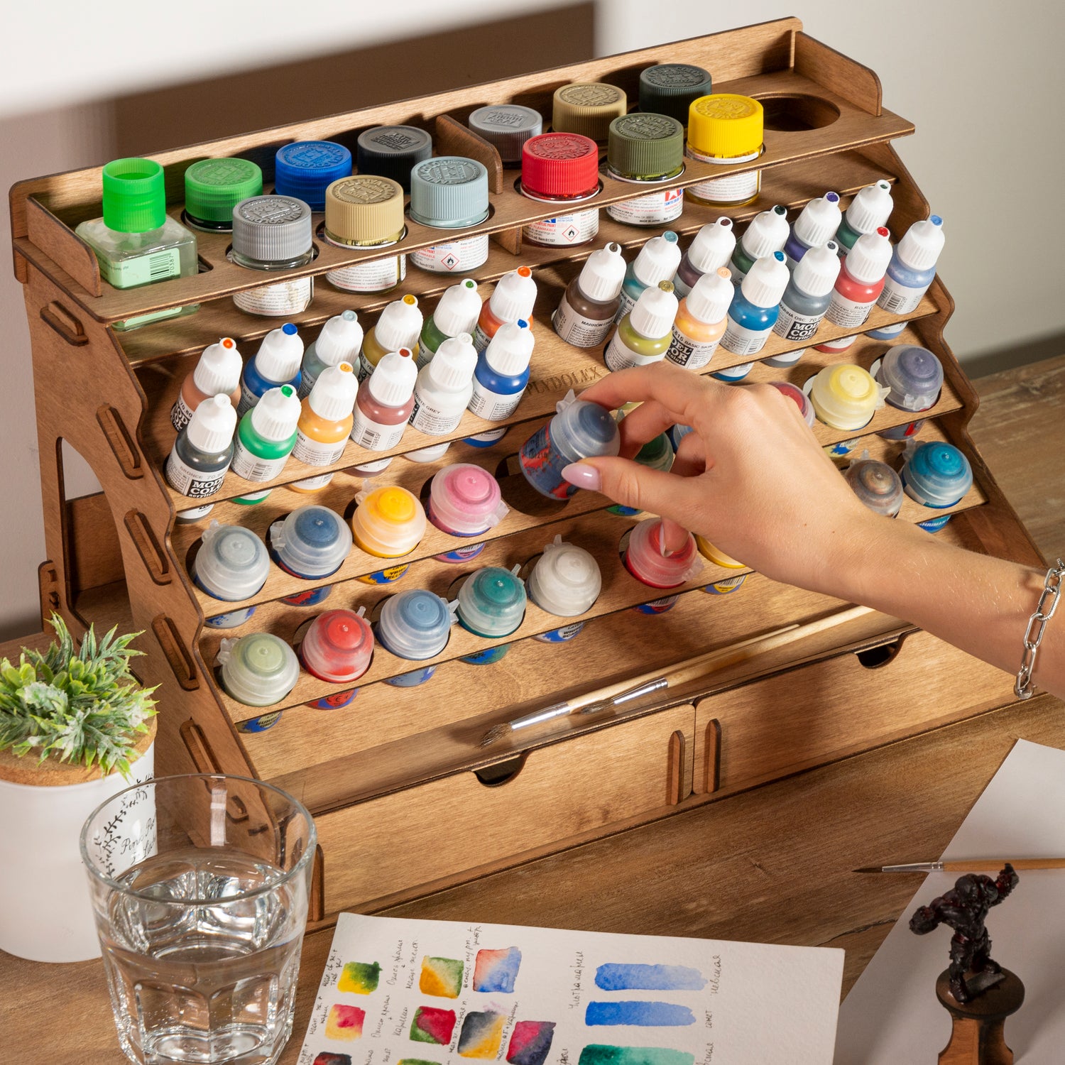 PLYDOLEX Organiseur de peinture en bois pour 74 bouteilles de peintures et  14 pinceaux – Organiseur de peinture avec 2 armoires pour outils d'art et 6  supports miniatures – Support de peinture 